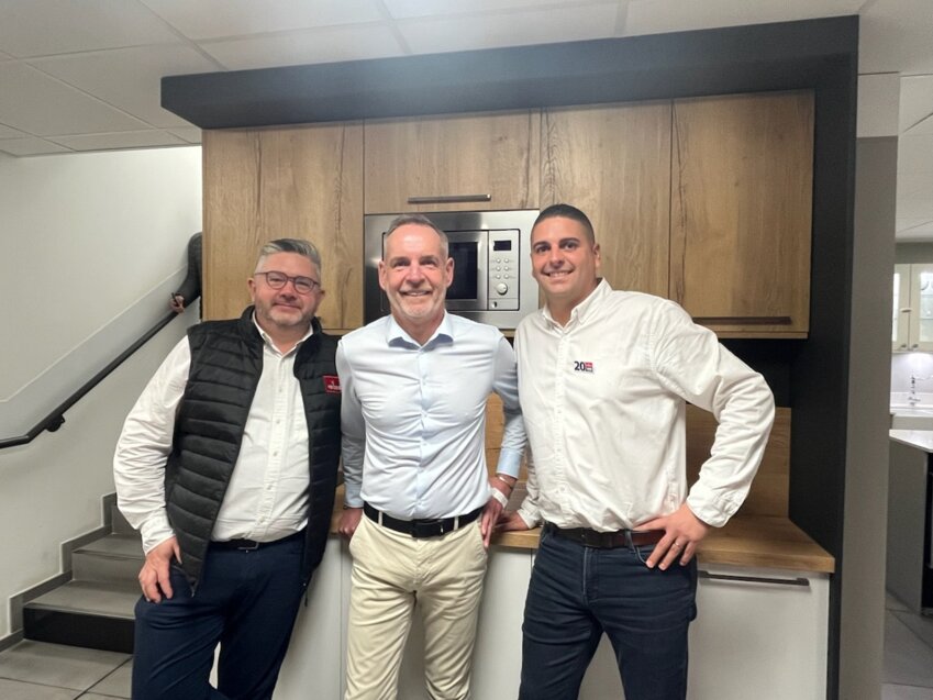 Sébastien Krysiak, Directeur Général Howdens France & Belgique, Cyril Daix, Responsable de Zone Région Nord et Yohan Gosselin, Responsable de dépôt à Wasquehal.