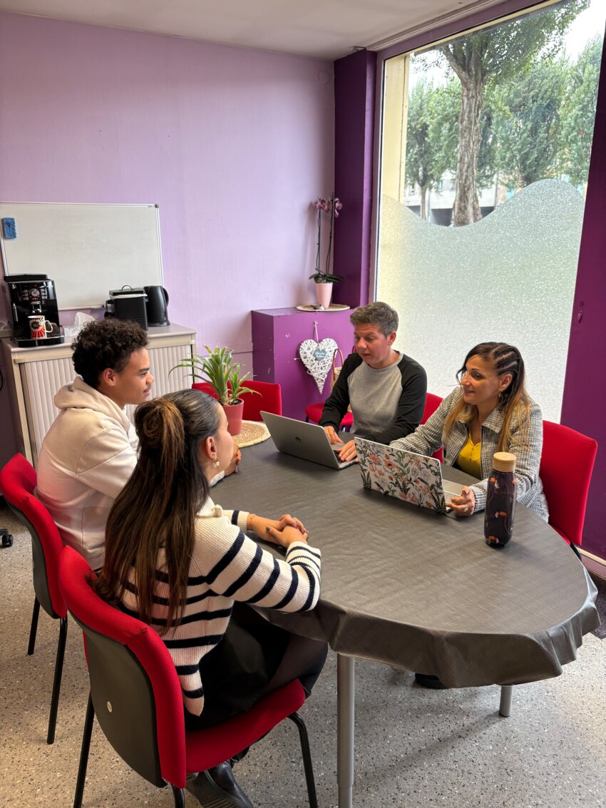 © Familles Rurales 55. Graziella Caussin et Katia Sirjean face à deux stagiaires.