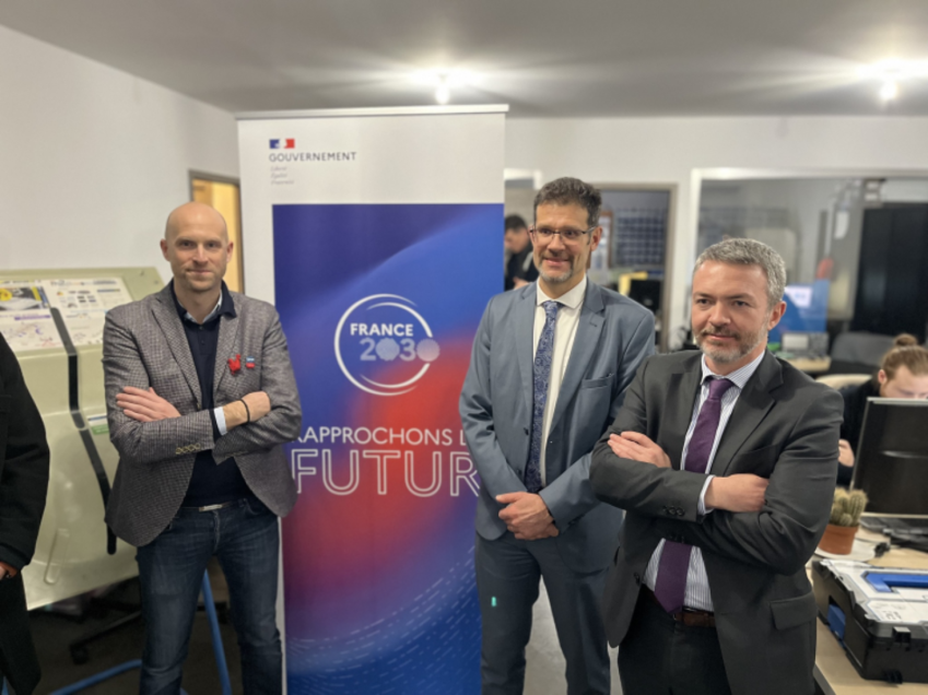 De gauche à droite : Maxime Grojean, fondateur de la start-up Gaming Engineering avec Xavier Delarue, préfet de la Meuse et Pierre-Yves Argat, l'ex-sous-préfet de Commercy, dans les locaux de l’entreprise, mercredi 10 janvier 2024, à Lérouville. © Préfecture de la Meuse.