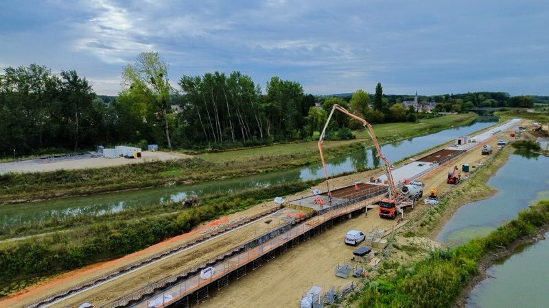  Le dernier élément installé début octobre 2025 est un escalier permettant de rejoindre les berges de l’Oise. © Demathieu Bard