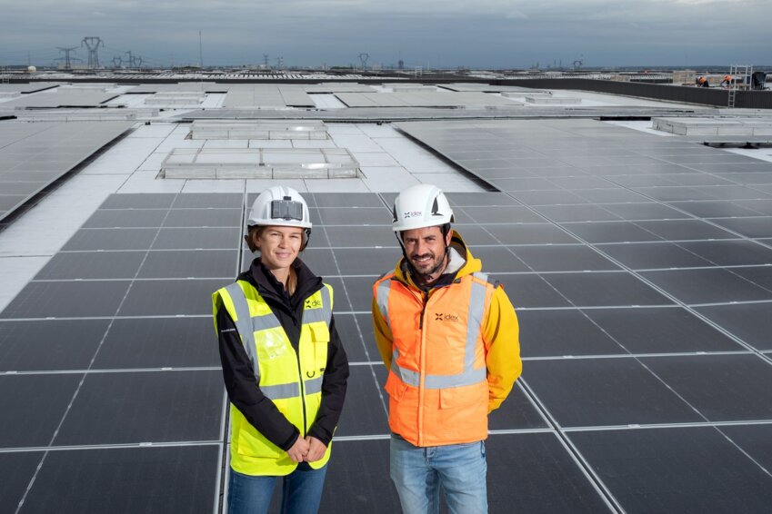 Céleste Droz, cheffe de projet construction nord-est, et Jérémy Vernay, responsable construction France d'Idex, sur le toit de la plateforme logistique, future centrale solaire en cours d'installation. © Cyrille Struy