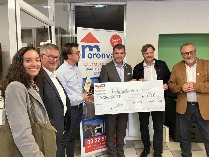 Le directeur régional Hauts-de-France de TotalEnergies est venu remettre le chèque en mains propres à Moronvalle.