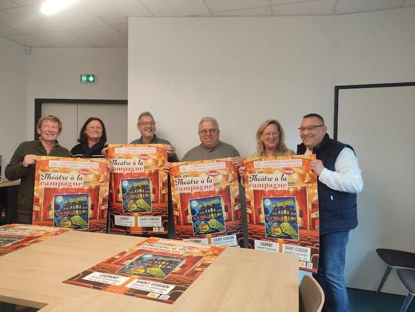 Elus et comédiens se sont retrouvés pour la promotion du Théâtre à la campagne.