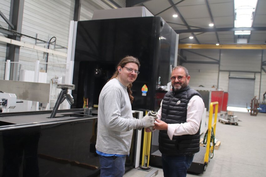 Le directeur général Eric Mourière et un technicien devant le coupe tube à laser.