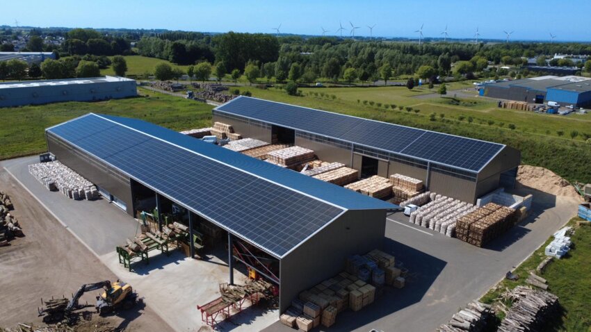 Les deux bâtiments surmontés de panneaux photovoltaïques du site Planète Terre Hauts-de-France dédié à la valorisation du bois, à Feuquières-en-Vimeu. © Léa Lahannier