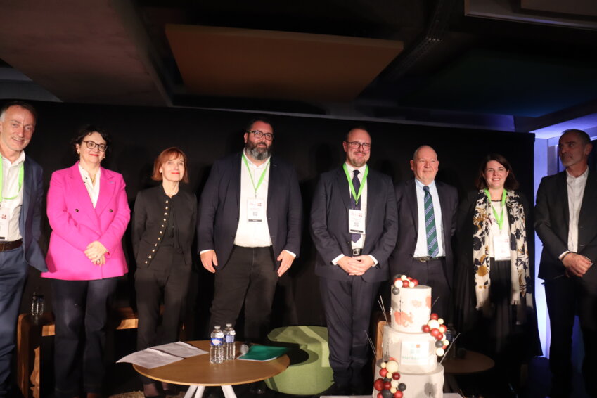 Les responsables ainsi que les partenaires et alumni du bio-incubateur d’Eurasanté célébrant les 25 ans du programme. © Aletheia Press / M.Asperti