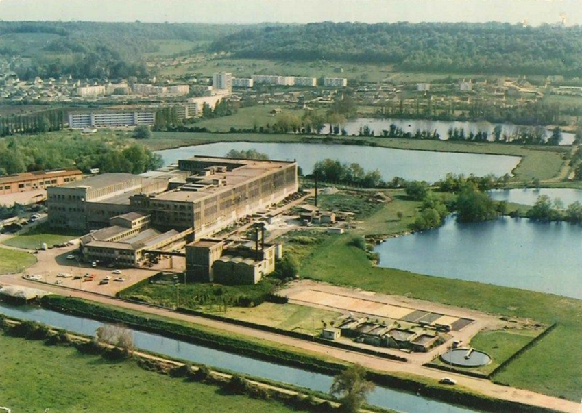 Le site de 5 hectares se situe au bord de la Risle, proche du centre-ville de Pont-Audemer. © Collection Ethnothèque, Musée des Boucles de la Seine Normande