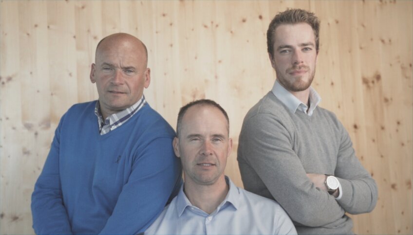 Michaël Van de Woestyne (à gauche) est chargé des volets opérationnel et commercial en France au sein de PCB, tandis que son frère Alexis (au milieu) gère l'administratif et l'import-export du groupe. Marshall Méplon (à droite), leur associé, est directeur du site de La Liane. © PCB