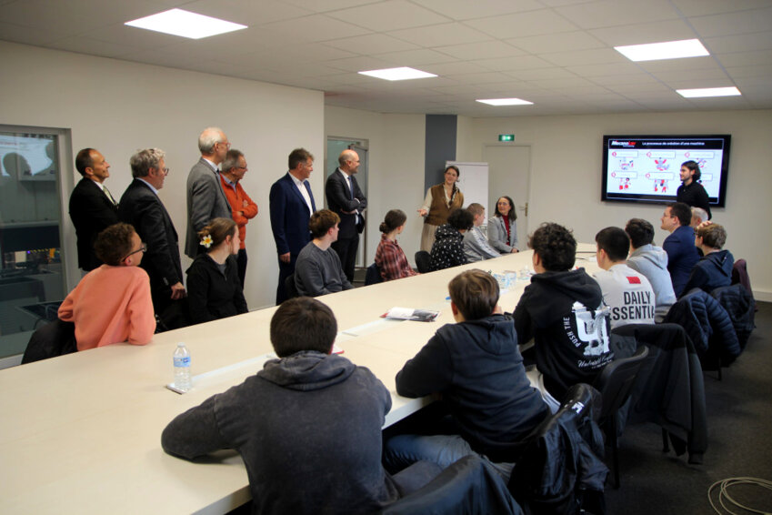 Agathe Ridel, présidente de Mécanolav, a accueilli les élèves du lycée de Neufchâtel-en-Bray et leurs professeurs. © Aletheia Press / B.Delabre