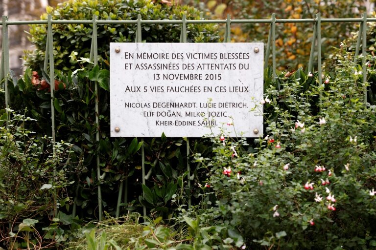 Une plaque commémorative apposée à côté du bar "La Bonne Bière" à Paris, le 13 novembre 2024, lors d'un hommage aux victimes à l'occasion du neuvième anniversaire des attentats de Paris du 13 novembre 2015 © Ian LANGSDON