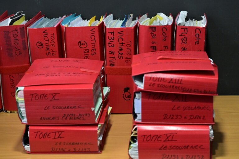 Des dossiers dans la salle d'audience du tribunal correctionnel de Vannes (Morbihan), le 24 février 2025, lors de l'ouverture du procès du chirurgien à la retraite Joël Le Scouarnec © Damien MEYER