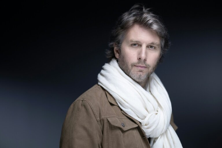 L'écrivain, réalisateur et grand reporter Alfred de Montesquiou pose pour une session de photos, le 8 octobre 2025 à Paris © JOEL SAGET