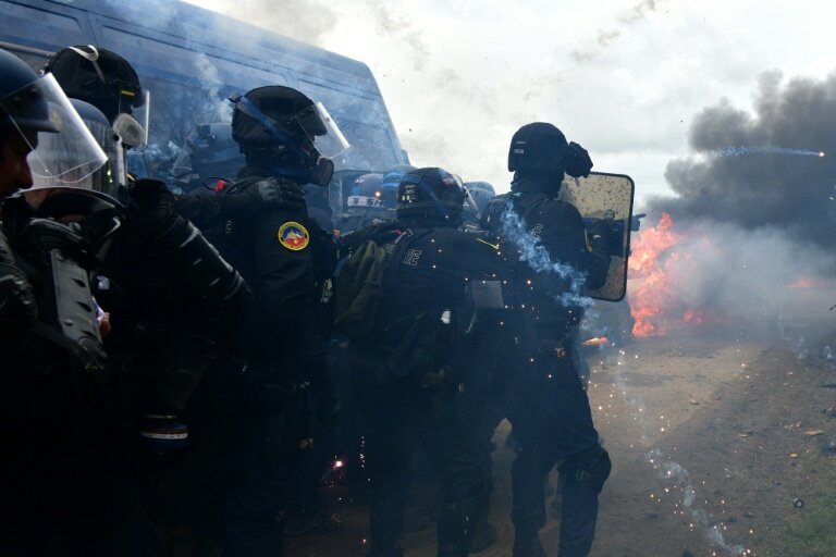 Des gendarmes mobiles lors de la manifestation de Sainte-Soline, dans les Deux-Sèvres, contre les mégabassines, le 25 mars 2023 © pascal lachenaud