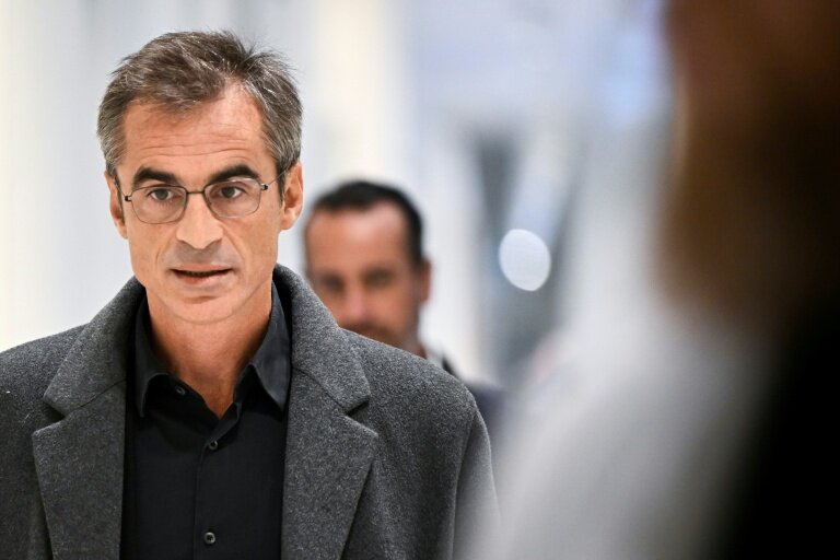 Le philosophe Raphaël Enthoven arrive au tribunal judiciaire des Batignolles, à Paris, le 23 septembre 2025, pour son procès pour injure publique à l'encontre de La France Insoumise (LFI) © JULIEN DE ROSA