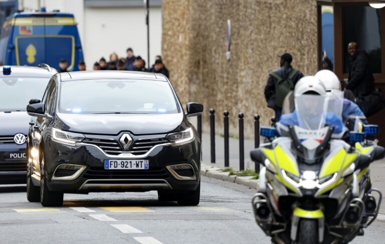 La voiture de l'ancien président Nicolas Sarkozy quitte la prison de la Santé à Paris. © Ian LANGSDON