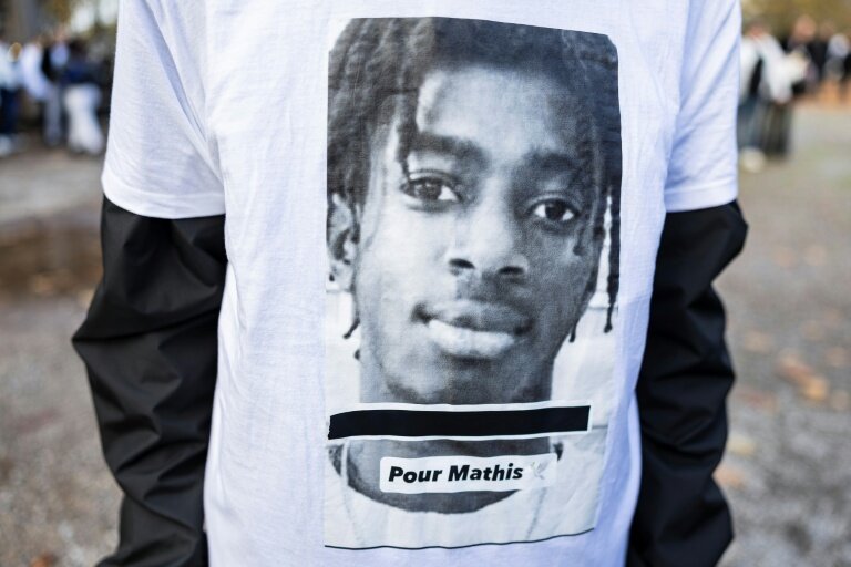 Un jeune porte un tee-shirt avec le visage de Mathis lors du rassemblement pour lui rendre hommage à  Saint-Omer, le 11 novembre 2025 © Sameer Al-DOUMY