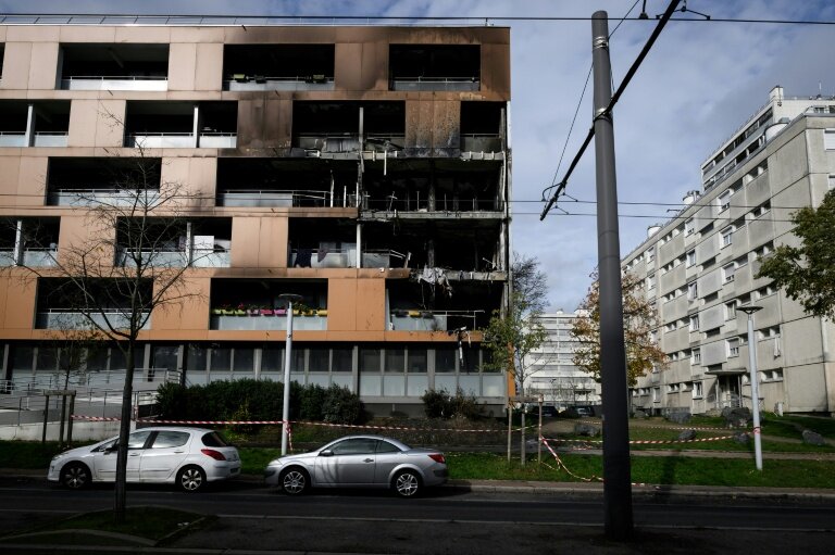 Des appartements incendiés dans un immeuble de Rillieux-la-Pape, en périphérie de Lyon, le 10 novembre 2025 © JEFF PACHOUD