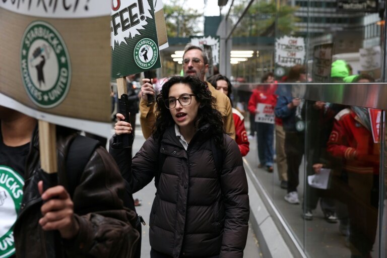 Manifestation d'employés de Starbucks devant un café de l'entreprise à New York, le 28 octobre 2025 © TIMOTHY A.CLARY