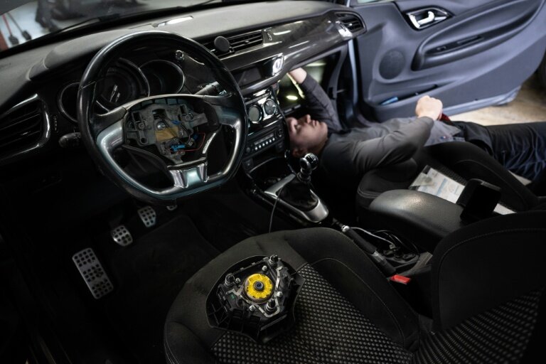Retrait, par un professionnel, d'un airbag Takata, dans un garage de Mulhouse (Haut-Rhin), le 19 février 2025. © SEBASTIEN BOZON