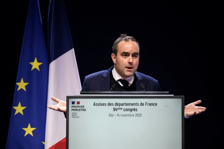 Le Premier ministre Sébastien Lecornu prononce un discours lors des Assises des Départements de France, le 14 novembre 2025 à Albi © Ed JONES