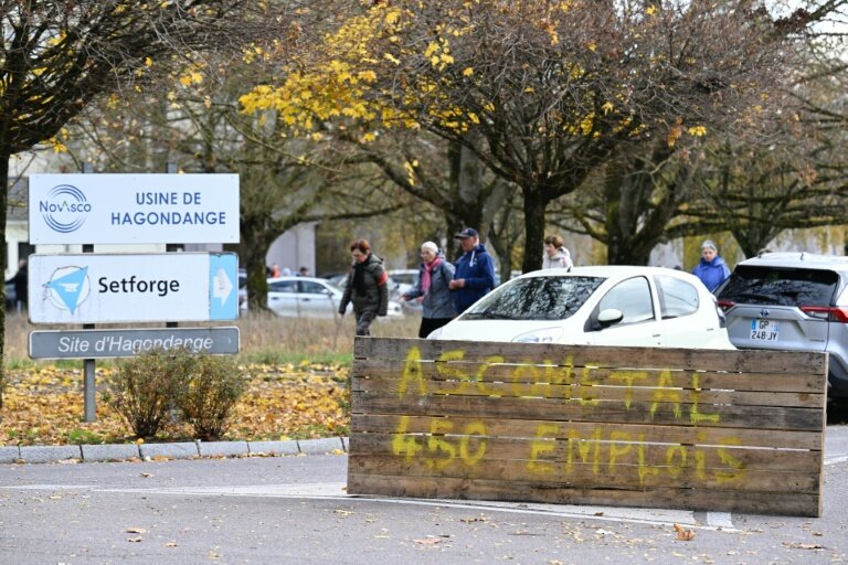 Une inscription "Ascometal - 450 emplois" au siège social de l'aciériste NovAsco à Hagondange, le 17 novembre 2025 en Moselle © Jean-Christophe VERHAEGEN