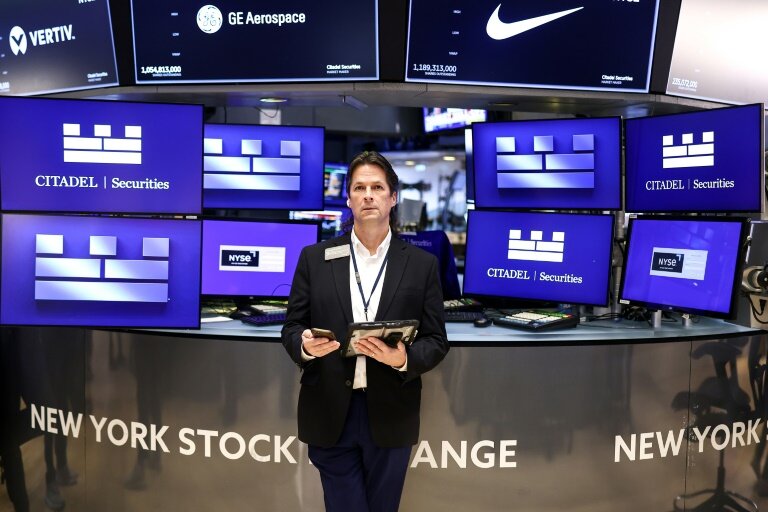 Un trader à la Bourse de New York, le 1er novembre 2025 © CHARLY TRIBALLEAU