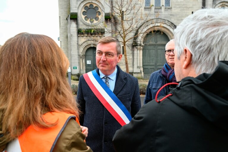 Le maire de Verdun, Samuel Hazard, lors d'une manifestation devant l'église Saint-Jean-Baptiste, à Verdun, dans la Meuse, le 15 novembre 2025 © Jean-Christophe VERHAEGEN