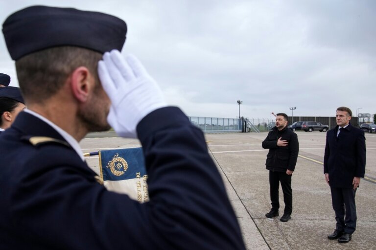 Le président français Emmanuel Macron, à droite, et le président ukrainien Volodymyr Zelensky, à sa gauche, le 17 novembre 2025, à Vélizy-Villacoublay, dans les Yvelines © Christophe Ena