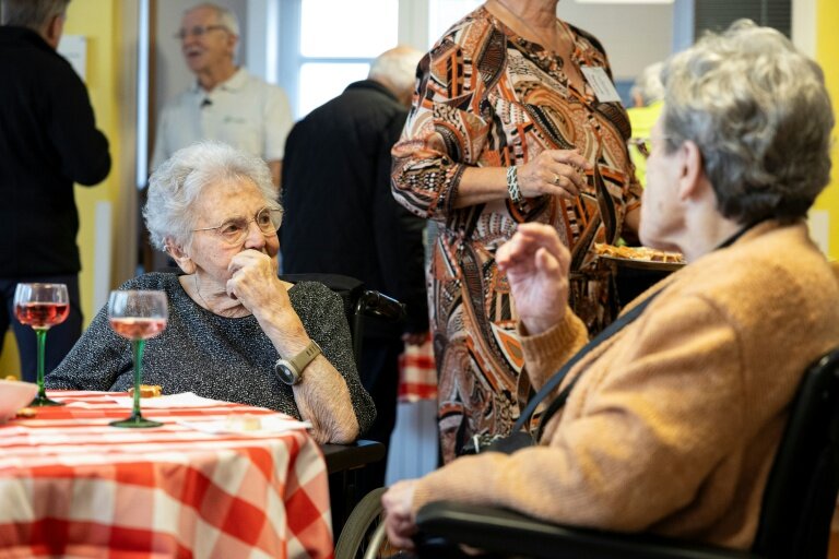 Dans le bar ouvert dans la maison de retraite de Kunheim (Haut-Rhin), le 15 novembre 2025 © ROMEO BOETZLE