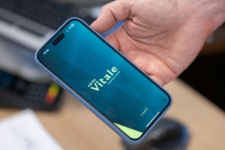 La carte Vitale sur smartphone, progressivement testée et déployée depuis 2023, est désormais accessible à tous les assurés sociaux en métropole et en outre-mer © Fred TANNEAU