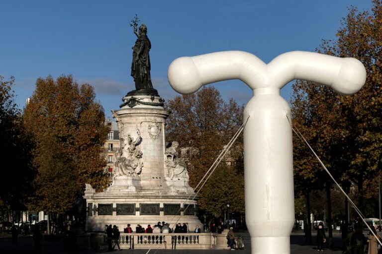 Un stérilet géant érigé place de la République à Paris le 18 novembre 2025 © Sébastien DUPUY