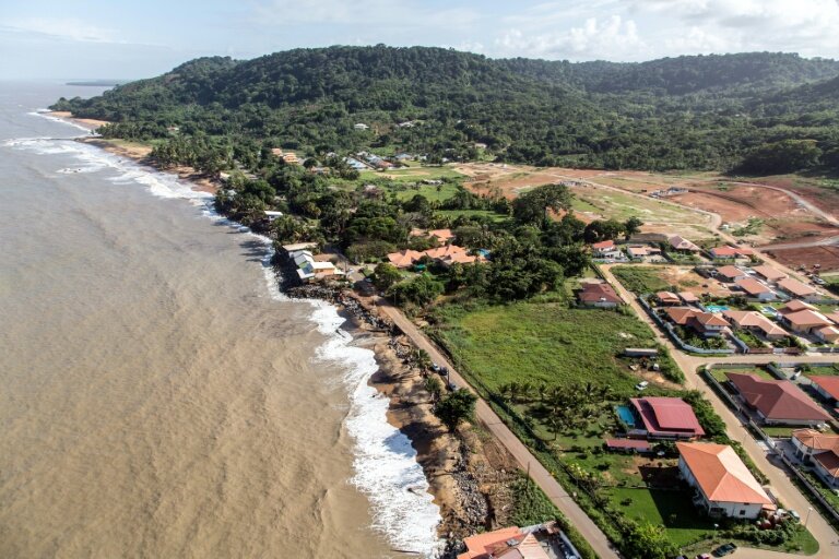 La côte atlantique peu à peu grignotée par les eaux à Remire-Montjoly, en Guyane, le 15 janvier 2013 © JODY AMIET