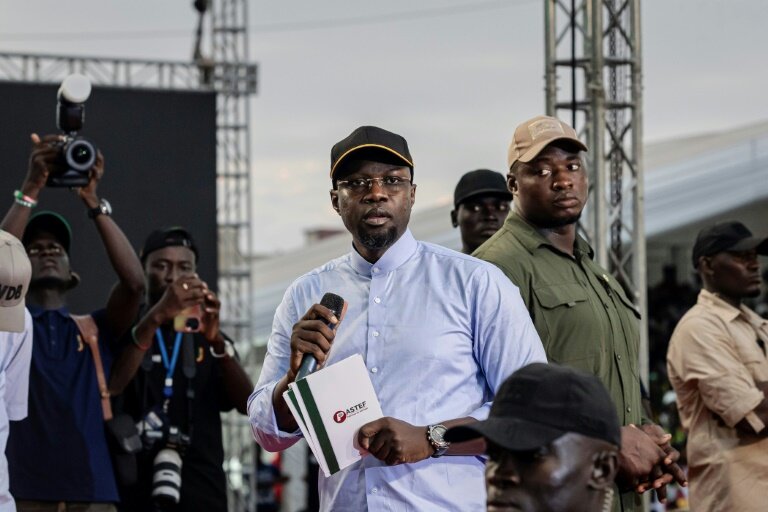 Le Premier ministre sénégalais Ousmane Sonko s'adresse à ses partisans lors d'un rassemblement à Dakar, le 8 novembre 2025 © PATRICK MEINHARDT