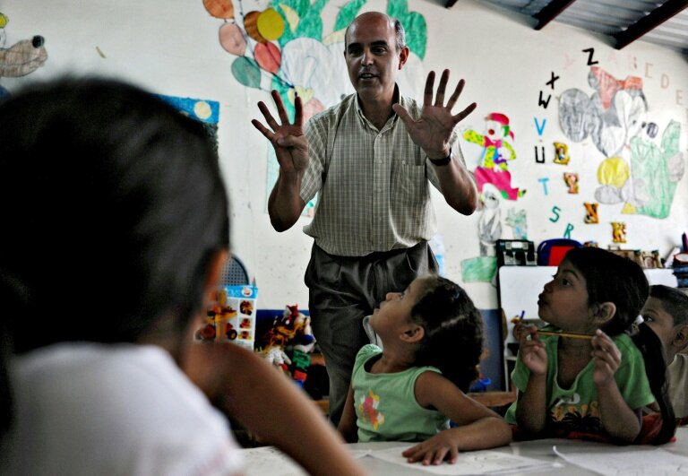 Des enfants apprennent à compter sur leurs doigts à Tegucigalpa le 1er décembre 2009 © ELMER MARTINEZ
