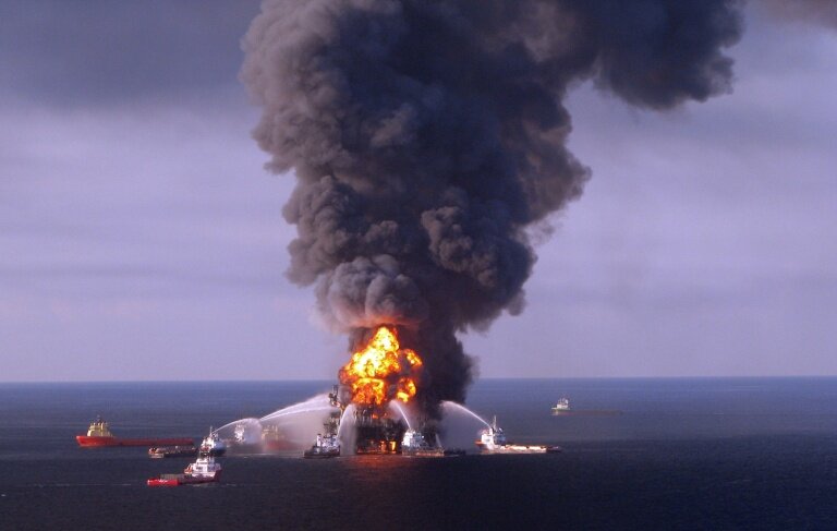 Des navires de secours tentent d'éteindre les flammes provoquées par l'explosion de la plateforme pétrolière Deepwater Horizon, au large des côtes américaines, le 21 avril 2010 © Handout