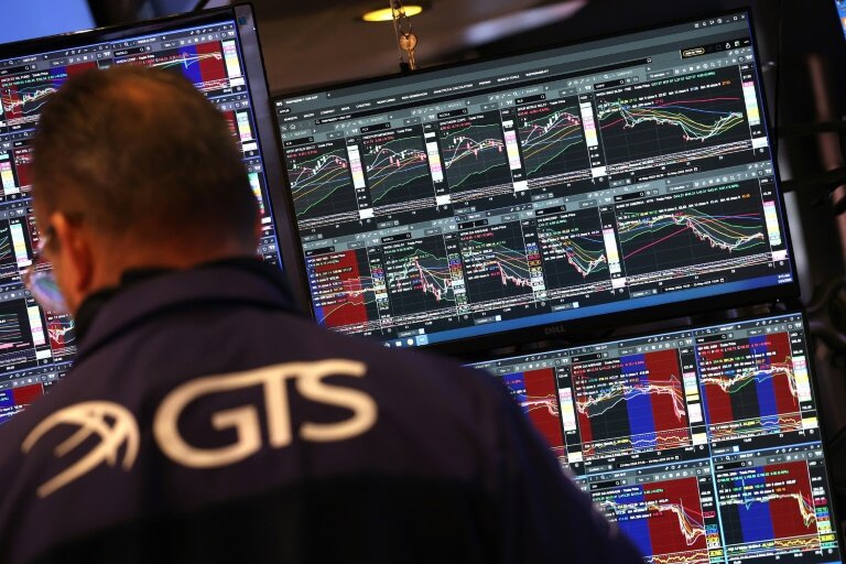 Des écrans d'indices boursiers, le 23 mai 2025 à  la Bourse de New York © TIMOTHY A. CLARY