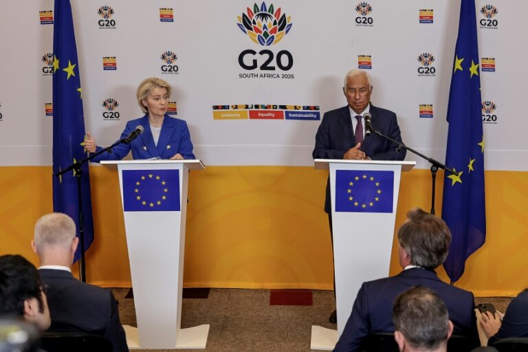 Le président du Conseil européen Antonio Costa (à droite) et la présidente de la Commission européenne Ursula Von der Leyen (à gauche) tiennent une conférence de presse au Sandton Convention Centre, à Sandton (Afrique du Sud), le 21 novembre 2025, à la veille d'un sommet des dirigeants du G20 © EMMANUEL CROSET