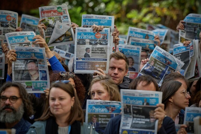 Des salariés du journal Le Parisien/Aujourd'hui en France manifestent près du siège du groupe de presse Les Echos-Le Parisien, le 22 septembre 2025 à Paris, pour protester contre les rumeurs de vente du Parisien au milliardaire conservateur Vincent Bolloré © Kiran RIDLEY