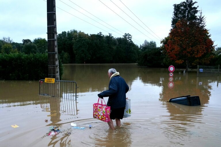 Un habitant se déplace à pied dans une rue inondée de Pommeuse, en Seine-et-Marne, le 10 octobre 2014, après un épidode de fortes pluies © Dimitar DILKOFF