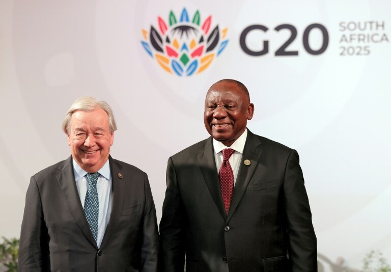 Le président sud-africain Cyril Ramaphosa (à droite) et le secrétaire général des Nations unies Antonio Guterres à son arrivée au sommet des dirigeants du G20 à Johannesburg, le 22 novembre 2025. © Halden Krog