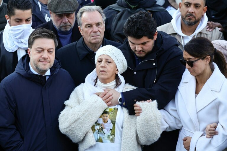 Ouassila Benhamdi, avec son fils Amine Kessaci, lors d'un rassemblement en hommage à son fils Mehdi, tué le 13 novembre, Marseille, le 22 novembre 2025 © CLEMENT MAHOUDEAU