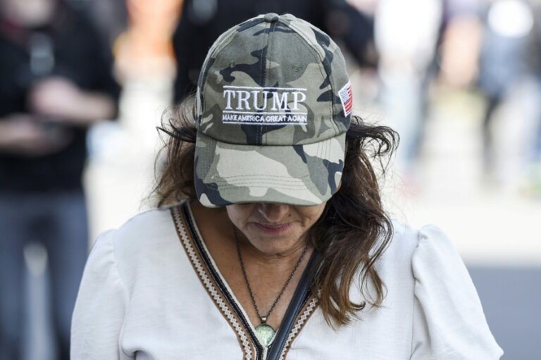 Une manifestante antivax avec une casquette "Trump, make America great again", à Nantes le 7 août 2021 © Sebastien SALOM-GOMIS