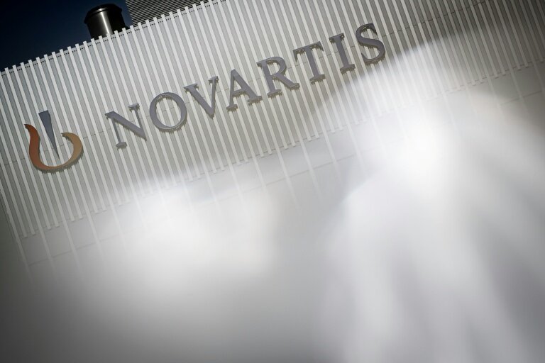 Novartis compte supprimer 550 postes en Suisse d'ici fin 2027 dans le cadre d'une modernisation d'une usine où il compte cesser la production de comprimés et capsules pour se concentrer sur les thérapies cellulaires © GABRIEL MONNET