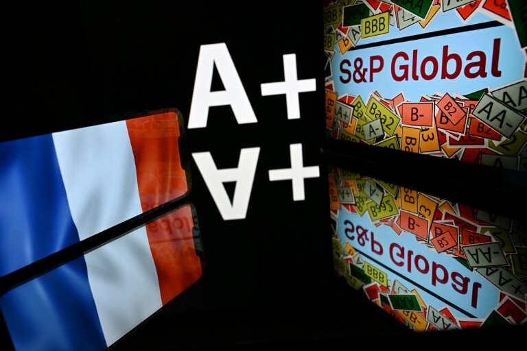 Plus d'un mois après avoir inopinément abaissé la note de la France, S&P Global Ratings pourrait à nouveau se prononcer sur la solvabilité du pays, confronté à de difficiles débats budgétaires à l'issue incertaine © Lionel BONAVENTURE