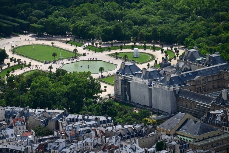 Vue aérienne du Sénat à Paris, le 11 juillet 2023, avec sur la gauche le Jardin du Luxembourg. © Emmanuel DUNAND