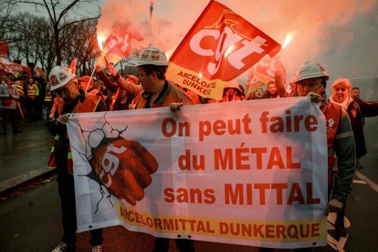 Des employés d'ArcelorMittal, venus en bus de leurs sites du Nord et de la Moselle, défilent lors d'une action organisée par la CGT sur l'Esplanade des Invalides, en soutien au projet de loi LFI, examiné par les députés, le 27 novembre 2025 à Paris © Alain JOCARD