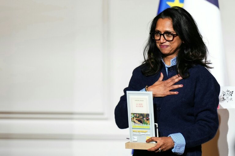 La romancière Nathacha Appanah, lauréate du prix Goncourt des lycéens pour son livre "La nuit au coeur" lors d'une cérémonie à l'Elysée, le 27 novembre 2025 à Paris © Dimitar DILKOFF