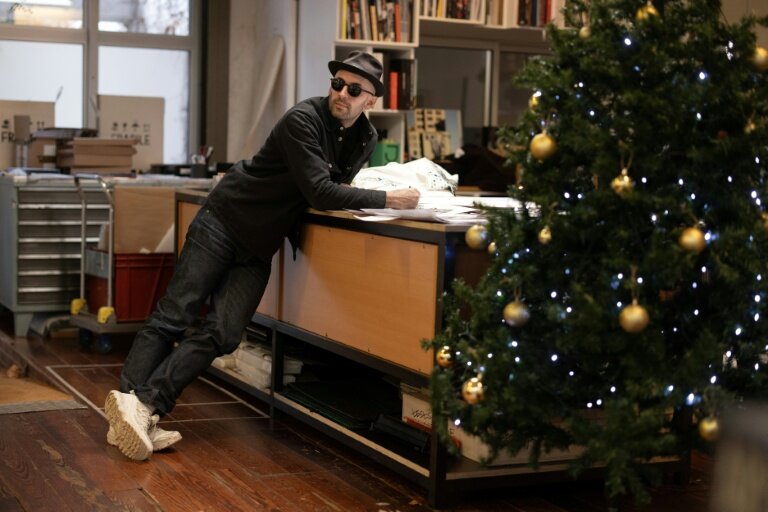 L'artiste JR dans son atelier parisien, le 26 novembre 2025 © JOEL SAGET