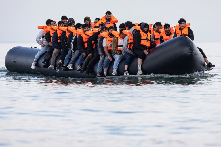 Un bateau clandestin transporte des migrants qui souhaitent traverser la Manche pour gagner l'Angleterre, au large de Gravelines, dans le nord de la France, le 12 août 2025 © Sameer Al-DOUMY