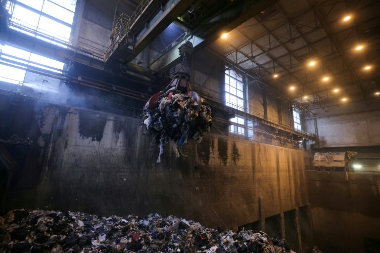 Un grappin transporte des déchets ménagers d'une fosse à ordures vers le four de l'incinérateur Isséane Syctom, Issy-les-Moulineaux, le 25 novembre 2023 en périphérie de Paris © Thomas SAMSON